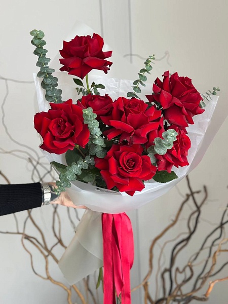 Букет из 7 красных французских роз "Купидон S" на 14 февраля