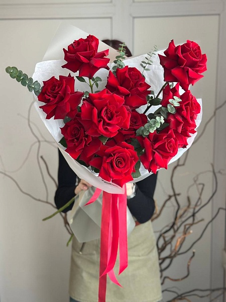 Букет из 11 красных французских роз "Купидон L" на 14 февраля