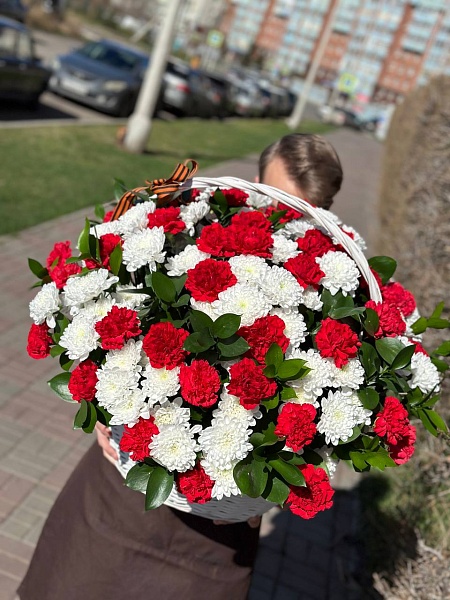 Траурная композиция из хризантем и гвоздик 