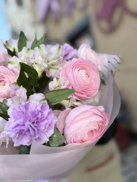 Букет с ранункулюсами и лунными гвоздиками 