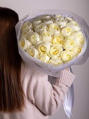 Букет из 25 белых роз "Нежный поцелуй"