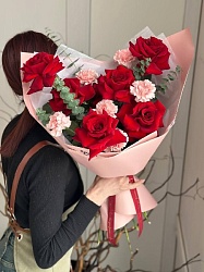 Букет с розами и диантусами "Романс в красном"