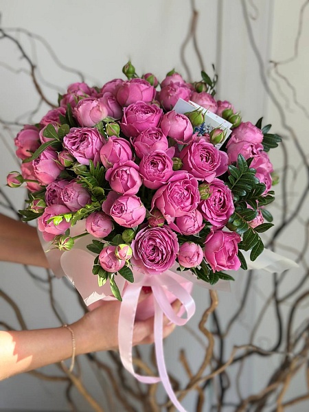 Композиция с кустовыми розами "Объятия"