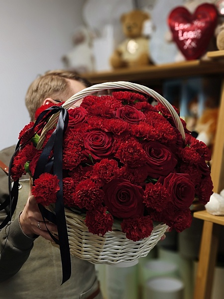 Траурная композиция из красных роз и гвоздик