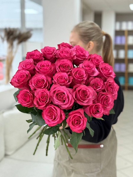 Букет из 25 розовых роз "Лола"