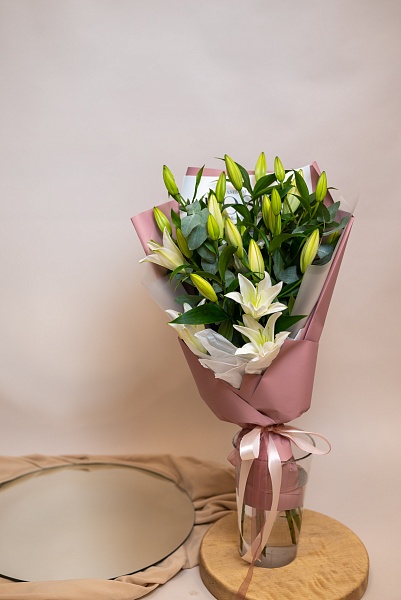 Букет из 5 лилий с эвкалиптом "Любимой маме"