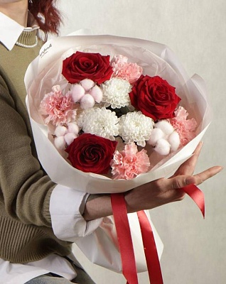Букет c красными розами "Бархат и облака"