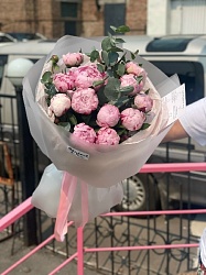 Букет из 13 розовых пионов Сара Бернар с эвкалиптом