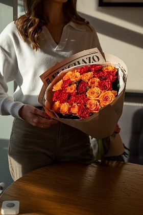 АКЦИЯ. Букет из 25 красных и оранжевых роз (170₽/шт)