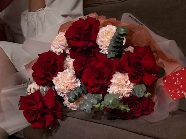 Букет из красных роз и диантусов "Первое признание" на 14 февраля 