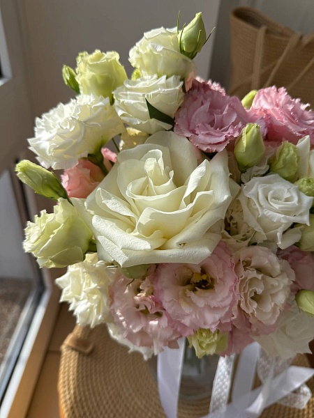 Букет невесты с белыми розами и розовыми эустомами №2