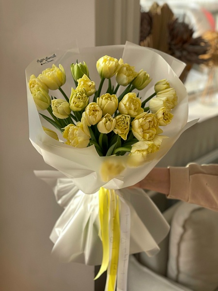 Букет из 25 пионовидных лимонных тюльпанов