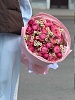 Букет из пионовидных кустовых роз и ромашек 
