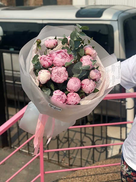 Букет из 13 розовых пионов Сара Бернар с эвкалиптом