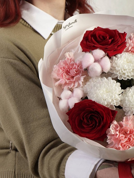 Букет c красными розами "Бархат и облака"