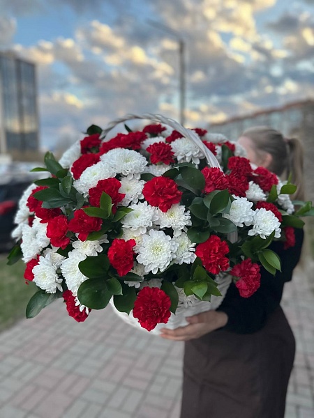 Траурная композиция из хризантем и гвоздик 