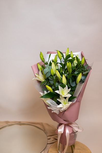 Букет из 5 лилий с эвкалиптом "Любимой маме"