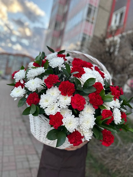 Траурная композиция из хризантем и гвоздик 