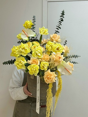 Авторская композиция в кашпо с пионовидными тюльпанами 