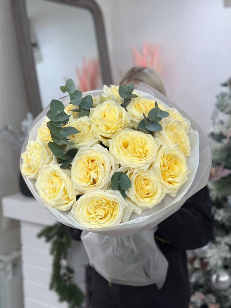 Букет из 15 роз Кенделайт с эвкалиптом