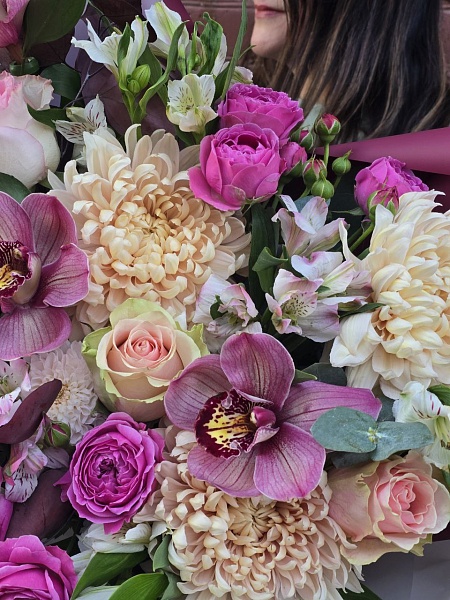 Букет с орхидеями и хризантемами "Яркая жизнь"