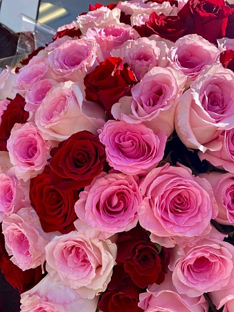 Букет из красных и розовых роз "Люблю"