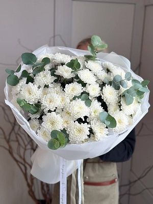 Букет из хризантем с эвкалиптом "Простое счастье" ко Дню мамы 