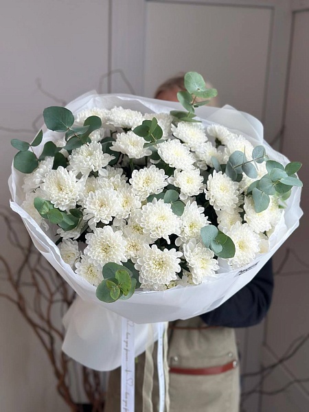 Букет из хризантем с эвкалиптом "Простое счастье" ко Дню мамы