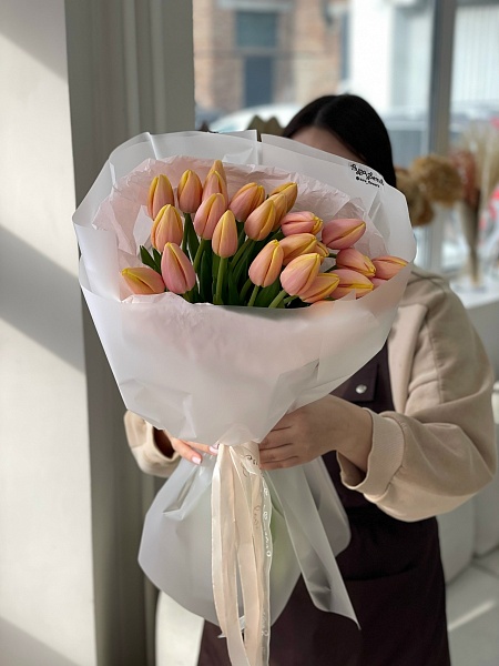 АКЦИЯ. Букет из 25 классических персиковых тюльпанов