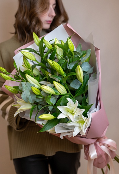 Букет из 5 лилий с эвкалиптом "Любимой маме"