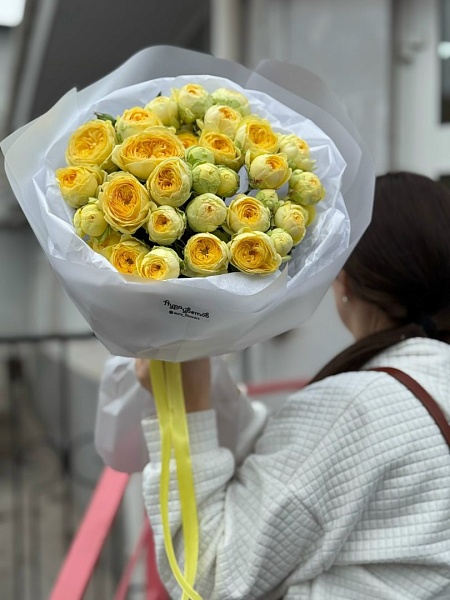 Букет из 9 кустовых роз "Пиони Баблс"