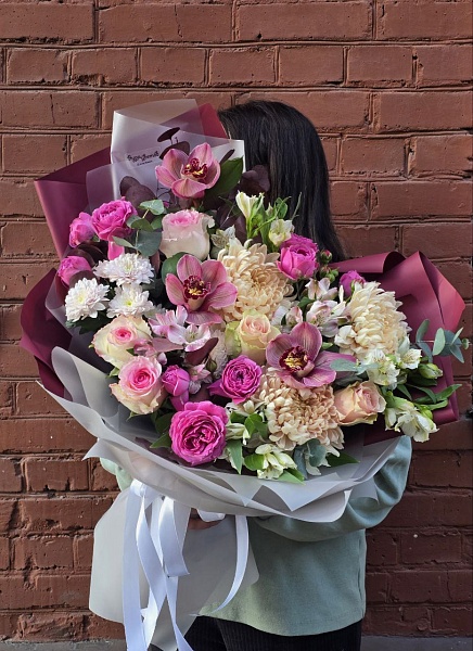 Букет с орхидеями и хризантемами "Яркая жизнь"