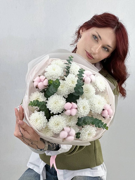 Букет с хризантемами и хлопком "Нежный баланс"