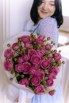 Букет из 9 кустовых роз "Мое признание"