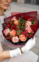 Букет из роз, альстромерий и гиперикума "Красота любви"