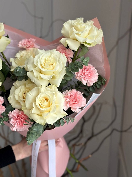 Букет с розами и диантусами "Романс в белом" на 14 февраля