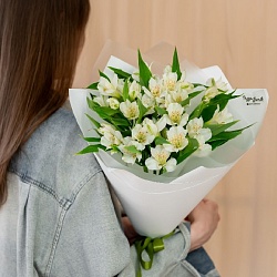Букет из 7 белых альстромерий (280₽)