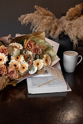 Букет с гермини и розами "Обнимая осень"