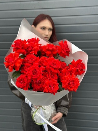 Букет из 25 алых французских роз 