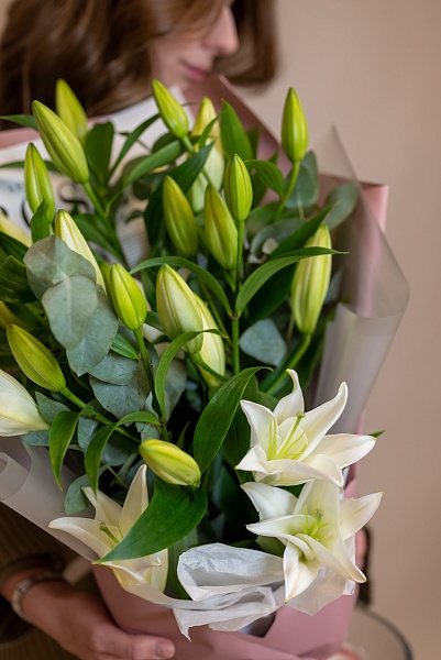 Букет из 5 лилий с эвкалиптом "Любимой маме"