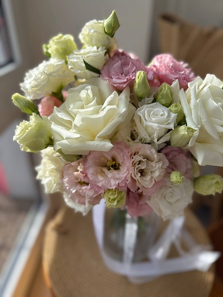 Букет невесты с белыми розами и розовыми эустомами №2