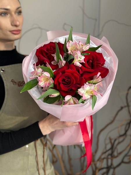 Букет с французскими розами и альстромериями