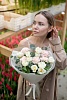 Букет из 10 белых пионовидных тюльпанов и 5 кремовых гвоздик с эвкалиптом