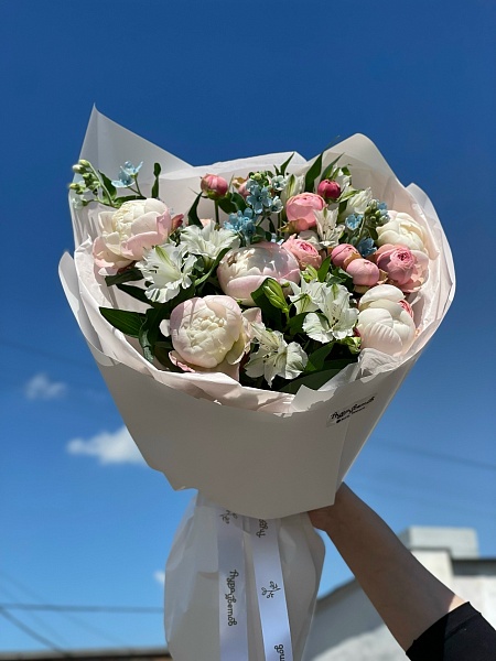 Букет с розовыми пионами и альстромериями 