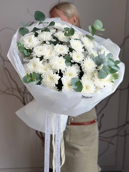 Букет из хризантем с эвкалиптом "Простое счастье" ко Дню мамы