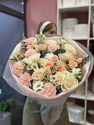 Букет с розами и эустомами "В подарок тебе"