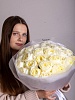 Букет из 25 белых роз "Нежный поцелуй"