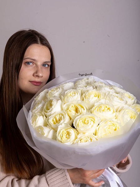 Букет из 25 белых роз "Нежный поцелуй"
