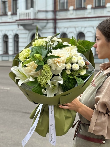 Букет с лилией и французскими розами "Богемный микс"