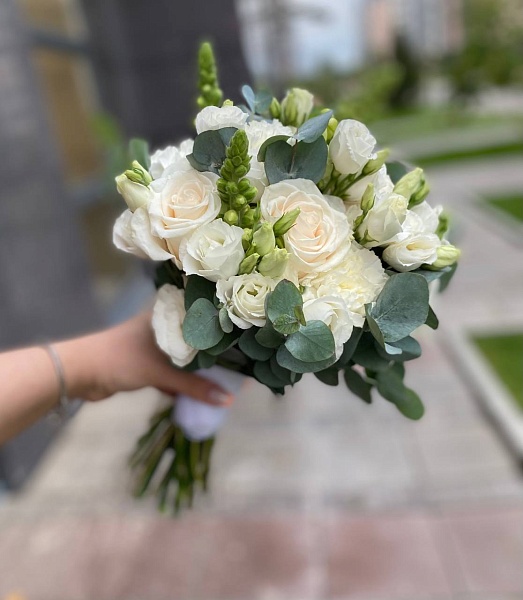 Букет невесты «Летний» с розами, эустомой и львиным зевом №11